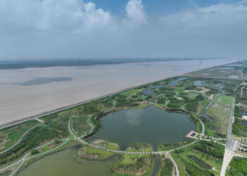 CHINA YANGTZE RIVER ESTUARY VIEWS (CN)
