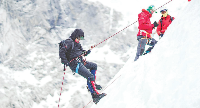 Climbers stranded on Everest as ropes found slashed