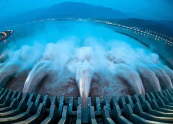 This is China's Three Gorges Dam, about which many controversies are going on in the world.