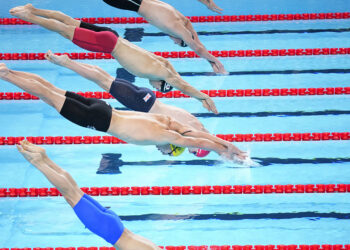 Swimmers Start In Their Heat Of The Men's 200 Meter Freestyle At The 2024 Summer Olympics, Sunday, July 28, 2024, In Nanterre, France.(ap)