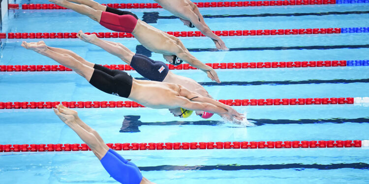 Swimmers Start In Their Heat Of The Men's 200 Meter Freestyle At The 2024 Summer Olympics, Sunday, July 28, 2024, In Nanterre, France.(ap)